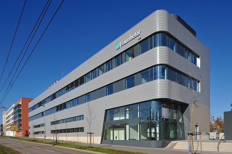 The Center for High Efficiency Solar Cells. Fraunhofer ISE’s new laboratory building opened officially in 2021.