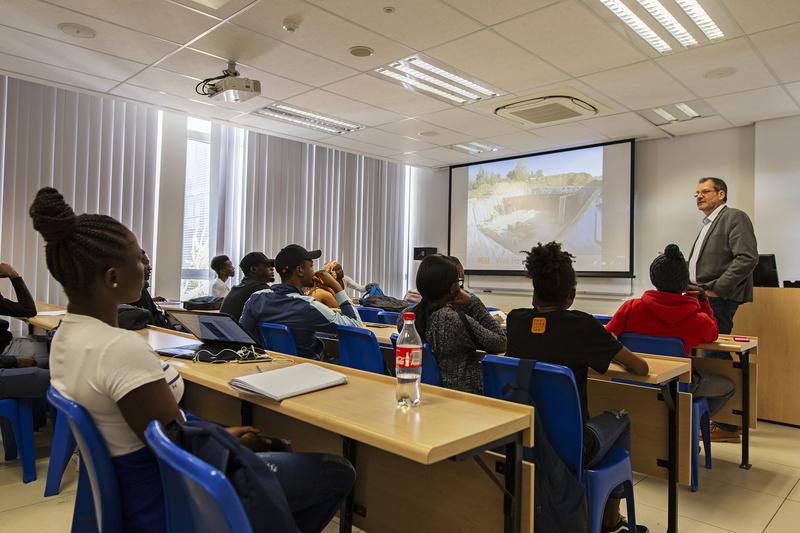 Prof. Dr. Thomas Krause bei einer Lehrveranstaltung an der NUST in Windhoek/Namibia