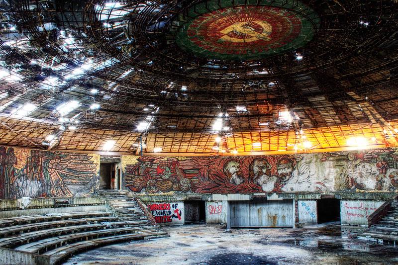 Kuppelhalle des Buzludzha-Monuments