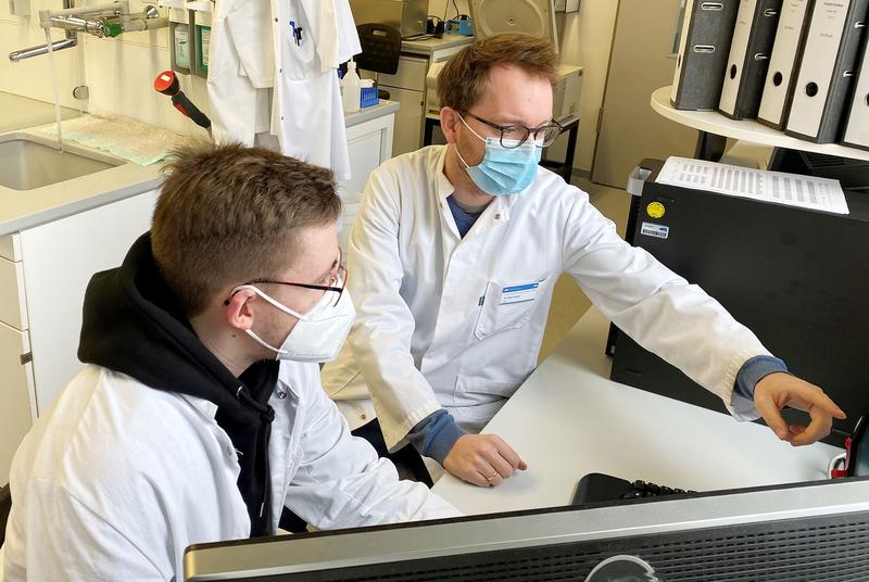 Dr. Kilian Schober (r.) und Doktorand Philipp Hilgendorf, der durch die Else-Kröner-Fresenius-Stiftung gefördert wird, analysieren erste Forschungserkenntnisse. Foto: Dr. Kilian Schober/Uni-Klinikum Erlangen