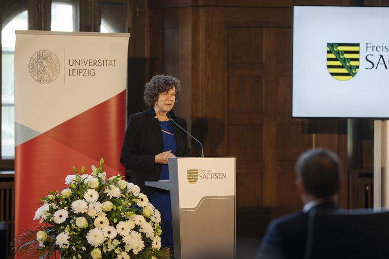 Rektorin Beate Schücking bei der Verleihung der Ehrendoktorwürde an Kurt Biedenkopf.