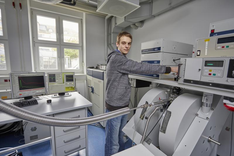 Tobias Hett, einer der Autoren der Studie, vor dem Spektrometer, mit dem die Abstandsmessung durchgeführt wird. Der Messvorgang dauert mehrere Stunden. 