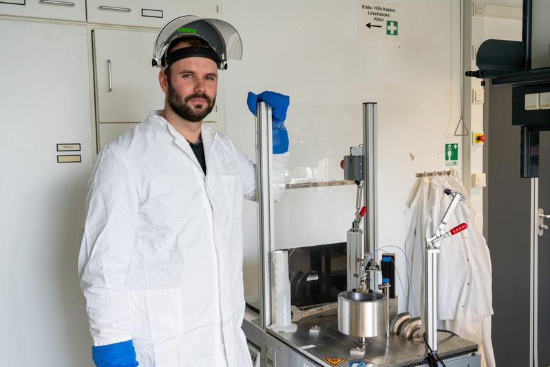 Tobias Zbik, one of the authors of the study, in front of the "microsecond hyperquench freezing" (MHQ) device, which mixes and freezes proteins and signaling molecules in less than 82 microseconds. 