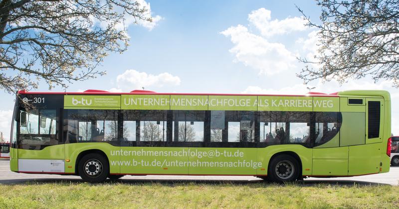 Der frisch eingeweihte Lausitzer NachfolgeBus ist ein gemeinsames Projekt der BTU, der Cottbuser Kammmern und der LEAG. 