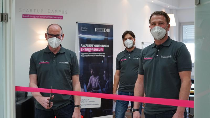 Hochschulpräsident Prof. Dr. Peter Sperber (links) eröffnet offiziell das neue Startup Lab. Mit dabei Prof. Dr. Thomas Geiß (vorne rechts), Leiter des Startup Campus der TH Deggendorf, und Prof. Dr. Wolfgang Dorner (hinten rechts).