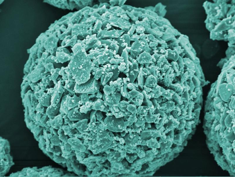 Empa-Forschende entwickeln neuartige Filtersysteme aus Kompositmaterialien. Im Bild: Keramikgranulat mit Kupfer-Nanobeschichtung.