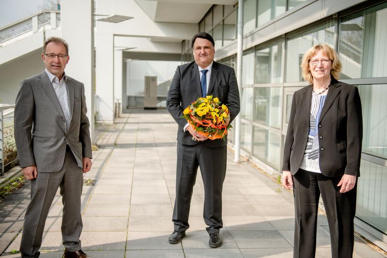 Freuen sich über das Wahlergebnis (von links): Jörg Bogumil, Vorsitzender des Senats, Martin Paul und Birgit Fischer, Vorsitzende des Hochschulrats