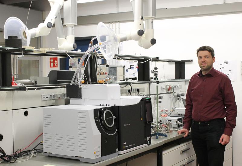 Prof. Dr. Roland Marschall an der Apparatur für Gasphasen-Photokatalyse in seinem Bayreuther Labor für Physikalische Chemie. 