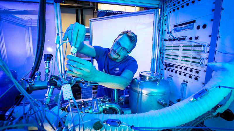 Auch an der TU Chemnitz wird intensiv zu Brennstoffzellen und Wasserstofftechnologien geforscht, unter anderem im Brennstoffzellenlabor der Professur Alternative Fahrzeugantriebe.