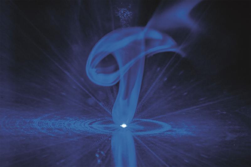 Im Prozell-Projekt HoLiB untersucht das Fraunhofer ILT u. a., mit welchen Laserstrahlquellen sich Anoden und Kathoden mit Kontakten besonders prozesssicher und schnell verbinden lassen (im Bild: Fügeprozess mit blauem Diodenlaser).