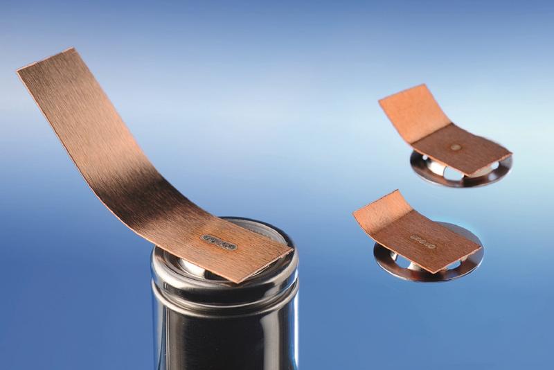 As part of the AiF project MikroPuls, Fraunhofer ILT is developing laser processes for the efficient contacting of battery cells (pictured: laser-welded copper connectors on cylindrical cells). 