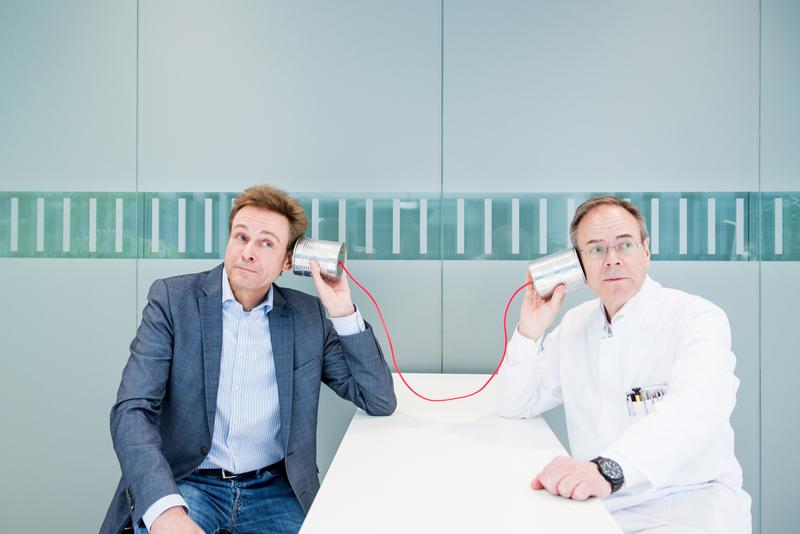 Prof. Dr. Andreas Büchner (l.) und Prof. Dr. Thomas Lenarz vom Deutschen HörZentrum an der Medizinischen Hochschule Hannover berichten bei Herrenhausen Late über Therapiemöglichkeiten von Hörstörungen.
