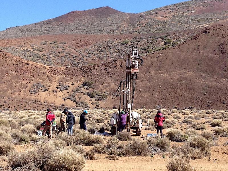 Auf Teneriffa werden pollenhaltige Sedimente aus einem Bohrloch entnommen. 