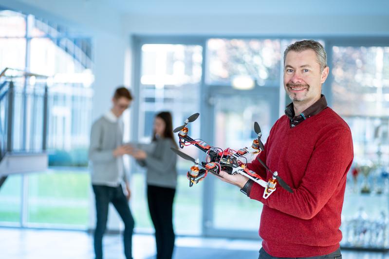 Prof. Dr.-Ing. Daniel Versick leitet den neuen dualen Bachelorstudiengang Technische Informatik/IT-Engineering (B.Sc.), der sich an technikbegeisterte junge Menschen richtet