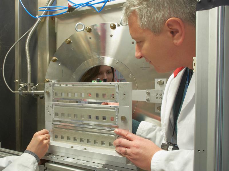 Dr. Aurel Radulescu am KWS-2-Instrument in der Neutronenleiterhalle der Forschungs-Neutronenquelle Heinz Maier-Leibnitz (FRM II) in Garching.