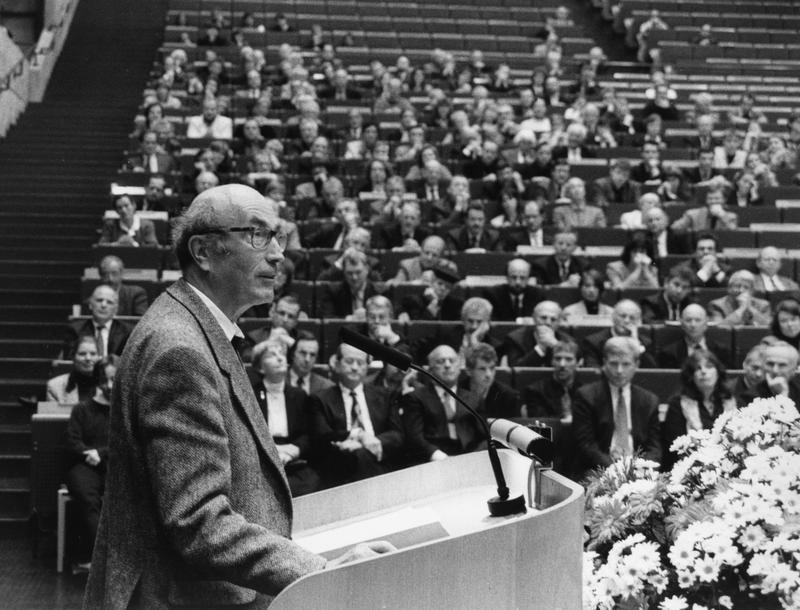 Der Bielefelder Forscher Niklas Luhmann gilt als einer der berühmtesten und wirkmächtigsten deutschen Soziologen des 20. Jahrhunderts.