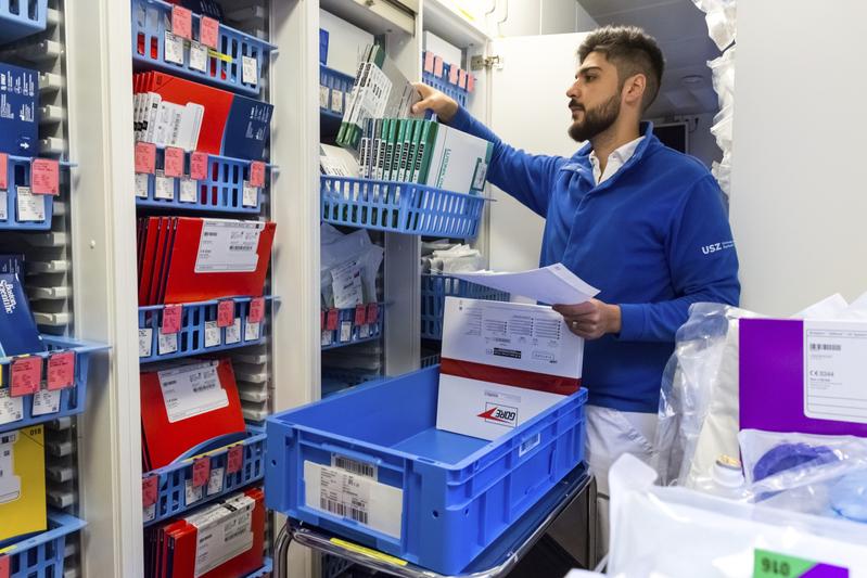 Ein Mitarbeiter der Versorgungslogistik füllt eines der 140 dezentralen Stationslager des Spitals mit neuen Produkten auf.