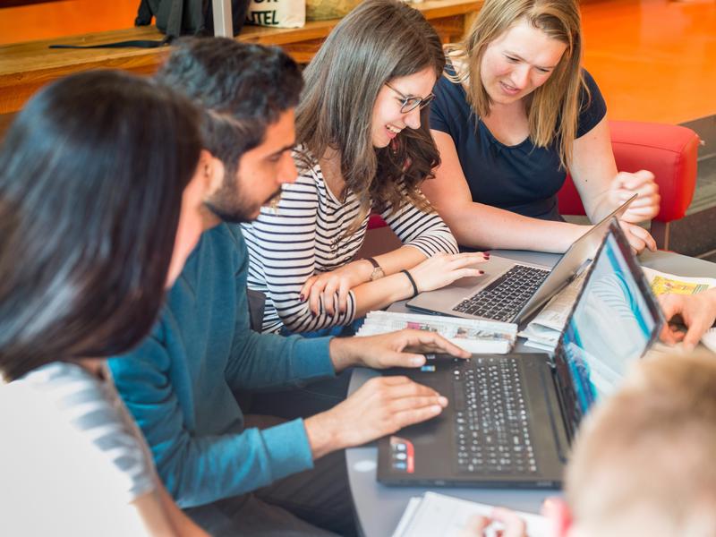 Studying together and support right from the beginning. These are some of the University of Bremen’s strengths, as shown by the results of the CHE Ranking. The photo was taken prior to the pandemic.