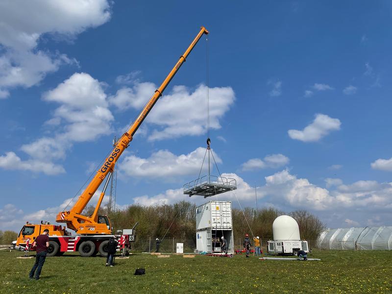 Aufbau des KITcube Niederschlagsradars zur Niederschlagsmessung in einem Umkreis von 100 Kilometern in der Region Schwäbische Alb/Neckartal. (Foto: Andreas Wieser, KIT)