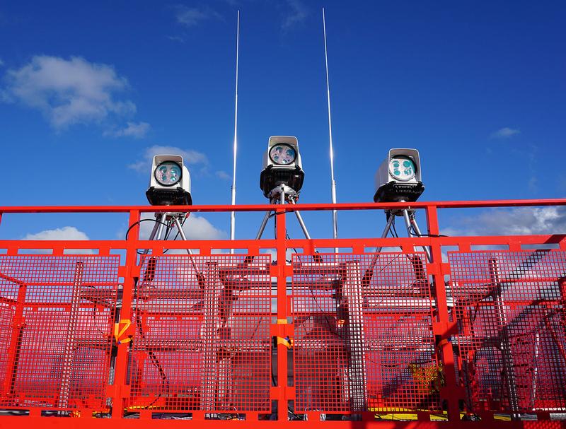 Beispiel einer Windenergieanlage, auf der drei moderne Lidar-Messgeräte auf der Gondel installiert sind, die mittels Lasertechnik den anströmenden Wind bis in mehreren hundert Meter Entfernung erfassen.