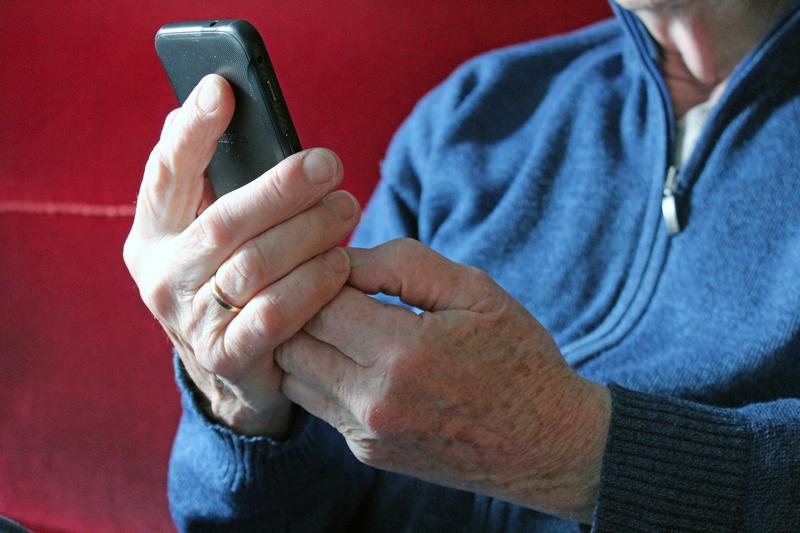 Einen Videoanruf starten: Viele ältere Menschen wissen nicht, wie es geht.