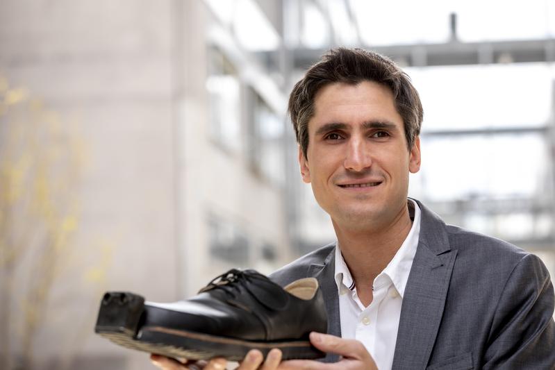 Der Innomake-Schuh, wie er jetzt schon am Markt erhältlich ist. An der Schuhspitze ist der Ultraschallsensor angebracht. Künftig sollen dort eine Kamera plus ein Prozesser, auf dem der Algorithmus läuft, integriert sein. Im Bild: Markus Raffer. 