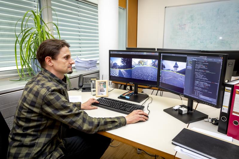 David Schinagl in front of three shots from the perspective of shoes. The algorithm developed by TU Graz (excerpts of which are on the far right of the screen) recognizes and marks areas that can be walked on without danger.