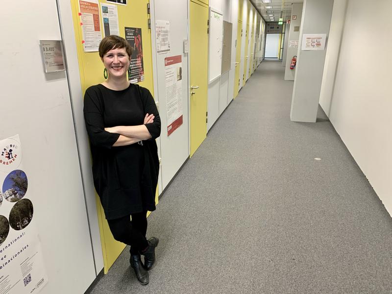 Professor Julia Borst, a Romance scholar at the University of Bremen, has been awarded the Heinz Maier-Leibnitz Prize 2021. The photo shows the researcher in front of her GW2 Building office on the university campus.