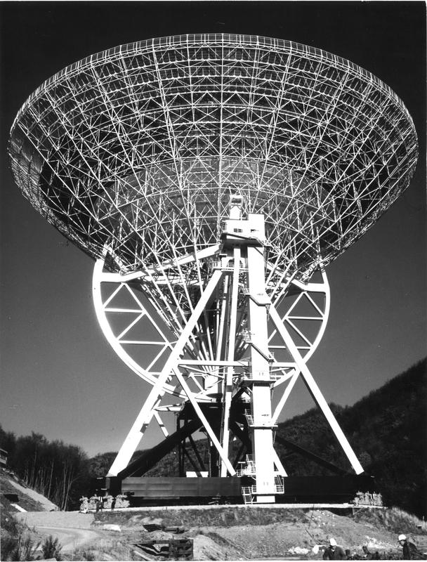 Das Bild zeigt das 100-m-Radioteleskop Effelsberg etwas vor der Eröffnung im Mai 1971. Die erste wissenschaftliche Beobachtung („First Light“) fand bereits am 23. April 1971 statt.
