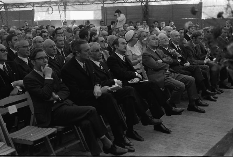 Ehrengäste im Festzelt bei der Eröffnung des 100-m-Radioteleskops Effelsberg am 12. Mai 1971. In der ersten Reihe, von links: Reimar Lüst, Otto Hachenberg, Richard Langeheine, Johannes Rau und Hans Leussink. Ganz rechts: Richard Wielebinski. hielt. 