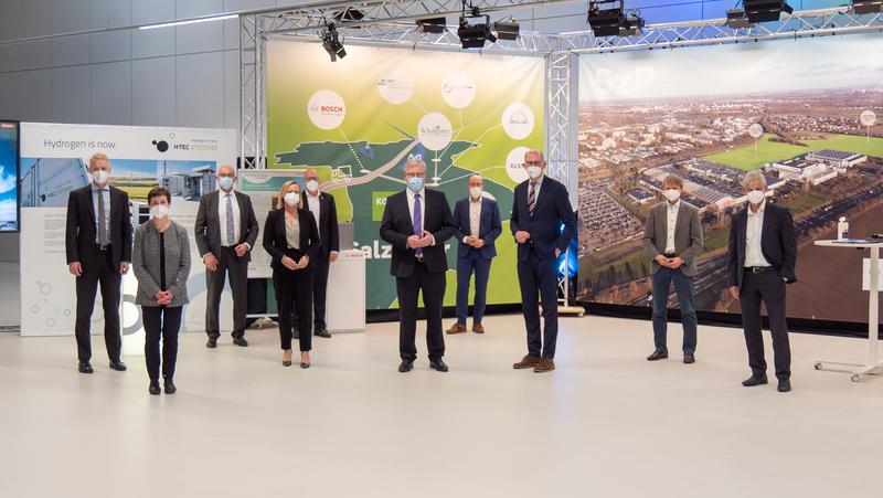 Minister of Economics Dr. Bernd Althusmann visits the Wasserstoff Campus Salzgitter.