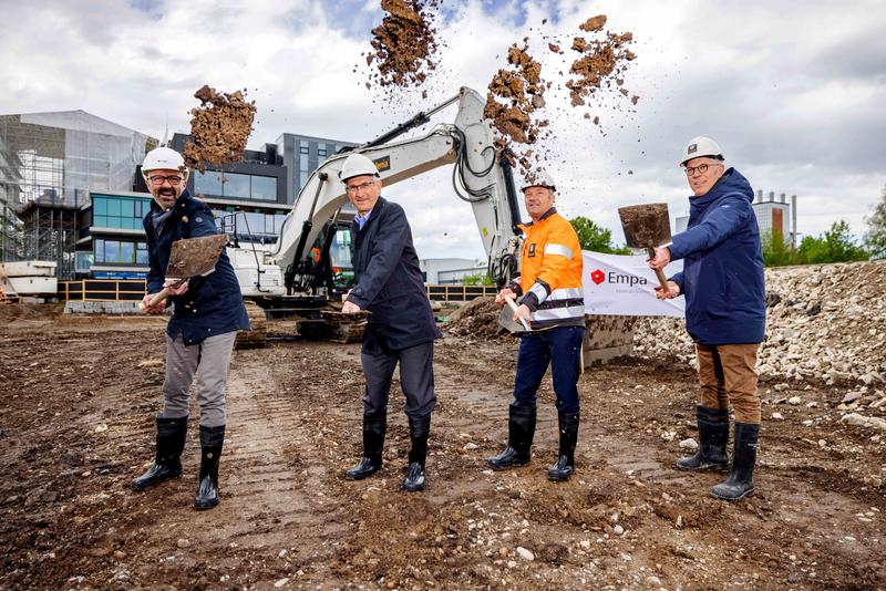 The Place where Innovation Starts: (von links) André Ingold, Stadtpräsident Dübendorf, Empa-Direktor Gian-Luca Bona, Implenia CEO André Wyss und Rik Eggen, Direktion Eawag. Nicolas Zonvi