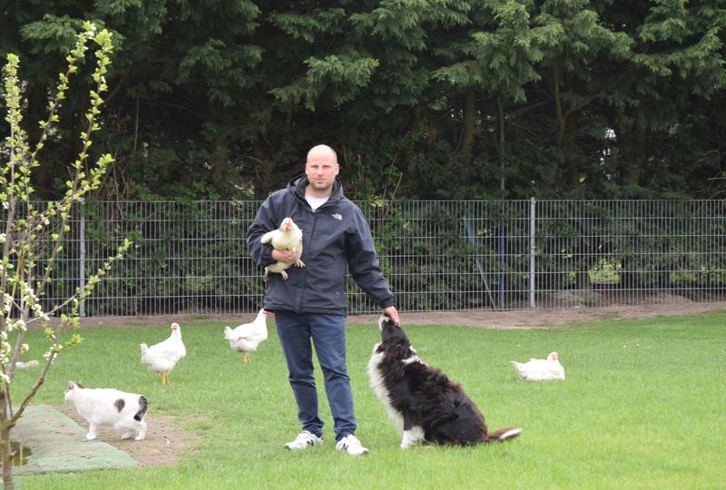 André Werner, SHIP-Projektkoordinator, wäre der ideale Proband, da er privat mehrere Haustiere hält. Erstmals werden die Auswirkungen von Katze, Hund & Co. auf die Gesundheit der Halter unter die Lupe genommen.