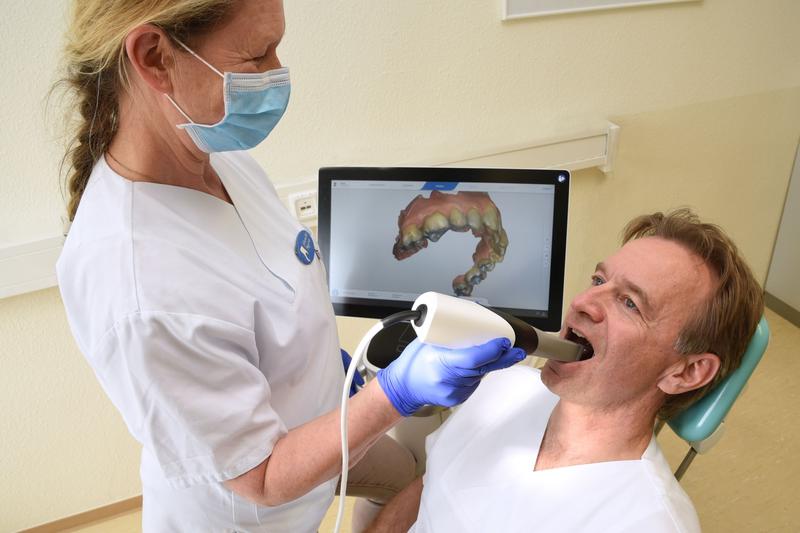 Mit dem intraoralen 3D-Scanner werden Aufnahmen von den Zahnreihen gemacht.
