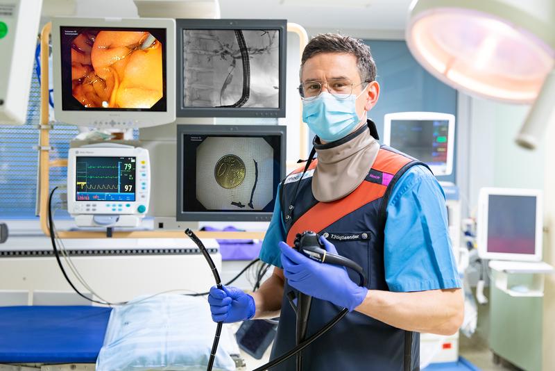  PD Dr. Torsten Voigtländer with a special endoscope for the examination and treatment of the bile ducts.