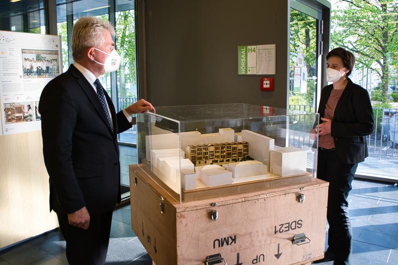 Minister Pinkwart und Katharina Simon im Gespräch über das Lving Lab. NRW.