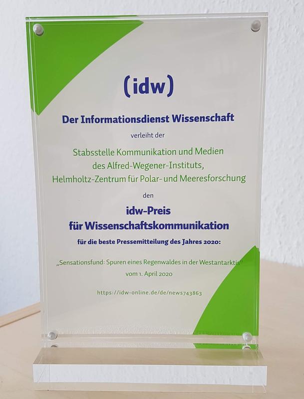 Der idw-Preis für Wissenschaftskommunikation zeichnet die besten Pressemitteilungen des Jahres aus. Die drei Sieger-Pressestellen erhalten insgesamt 3.500 € Preisgeld und Urkunden, die Erstplatzierte auch eine Trophäe.