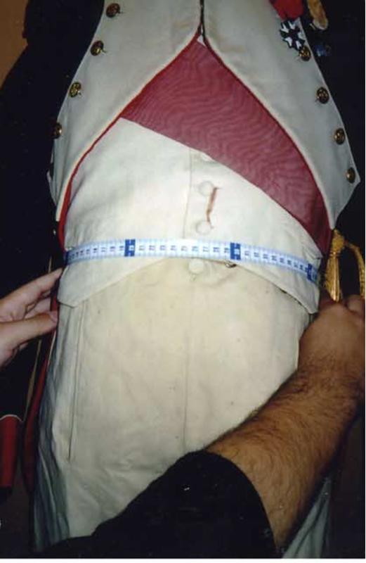 Ausmessen von Napoleons Hose, die er als Oberst vor 1815 trug. 