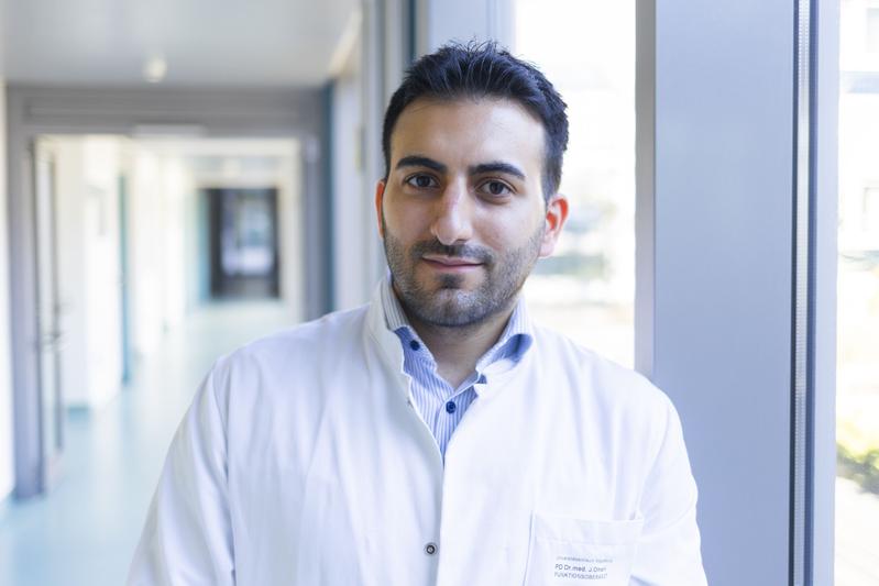 Dr. med. Jazan Omari erhält für seine Forschung auf dem Gebiet der bildgeführten Tumortherapien den Nachwuchsforschungspreis Medizinischen Fakultät. 