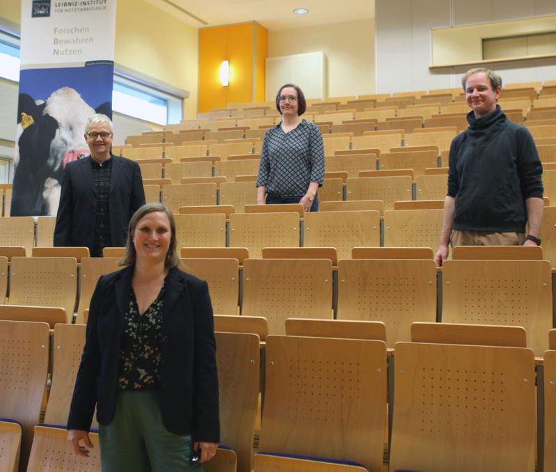 Freuen sich auf den Projektstart - Dr. Lisa Bachmann (vo.), Dr. Jan Langbein (v.li.), Dr. Nina Melzer und Volker Röttgen.