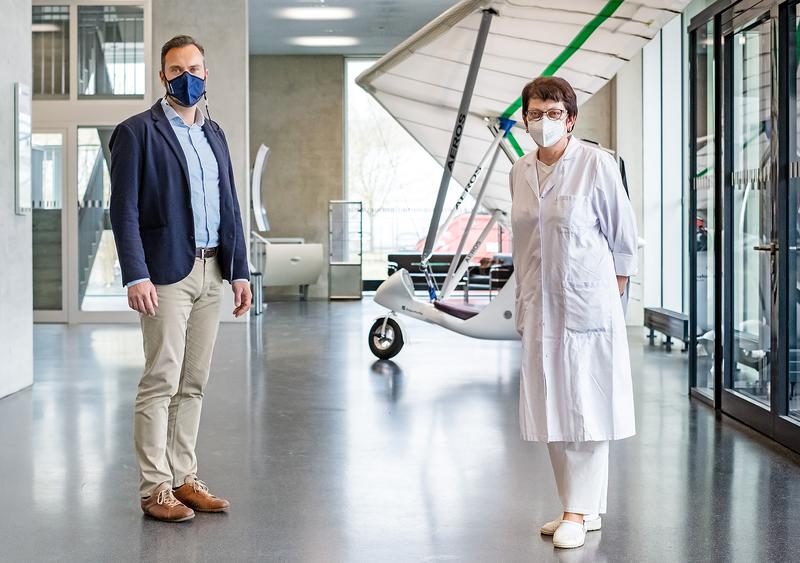 Professor Holger Seidlitz und Katarina Padaszus im Foyer des Naubaus in Wildau. 