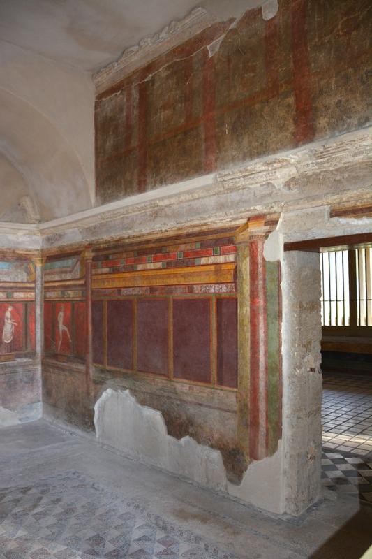 In der Villa dei Misterii (Pompeji) bilden die dekorativen und figürlichen Elemente der Wand- und Bodengestaltung im Zusammenspiel mit der Architektur ein komplexes Raum-Bild-Ensemble.