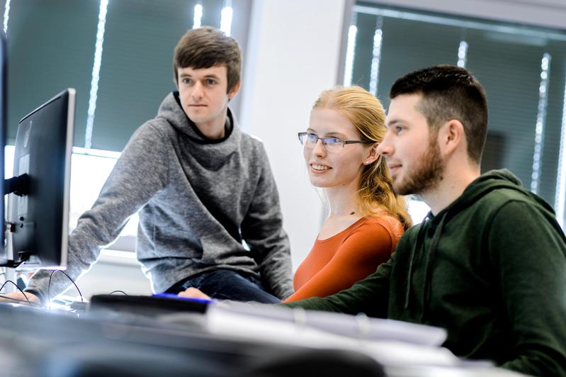 Die Informatik-Studiengänge der Hochschule Osnabrück führen im bundesweiten Vergleich in den Kategorien Studienorganisation, der IT-Infrastruktur und der Ausstattung der Arbeitsplätze.