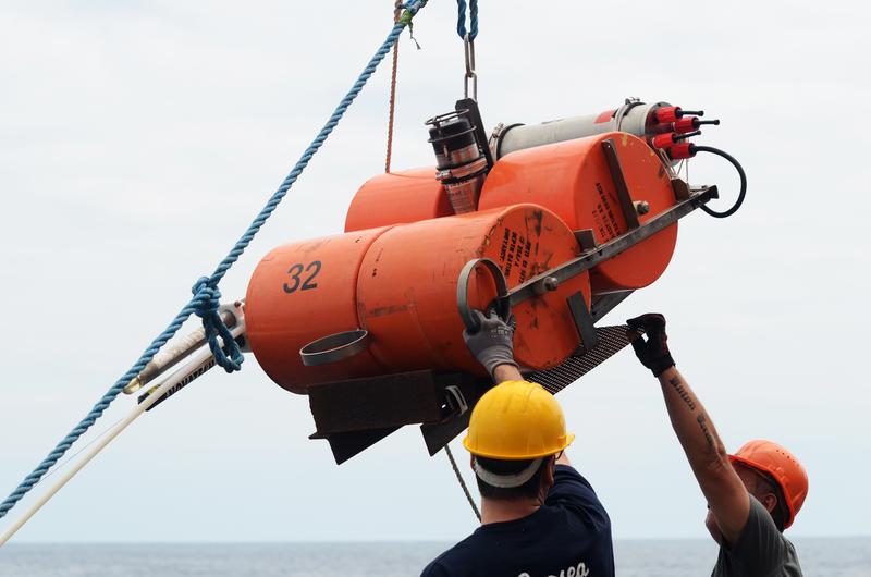 Insgesamt zwei Jahre lang zeichneten 15 Ozeanbodenseismometer vor Nordchile Nachbeben des Iquique-Erdbebens 2014 auf.