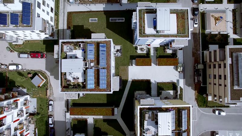Im Freiburger Quartier Gutleutmatten wurden dezentrale Solarthermie-Anlagen innovativ in ein Nahwärmenetz eingebunden