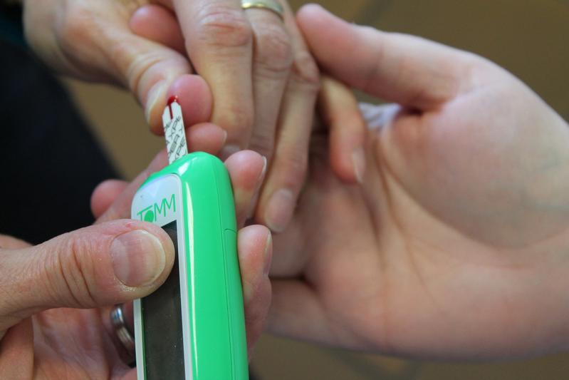 Bei einer konventionellen Blutzuckermessung wird Blut aus einer Kapillare entnommen, meist aus dem Finger. Minimalinvasive Geräte, die ohne Blutentnahme auskommen, zeigen eine Unterzuckerung nicht sicher an. 