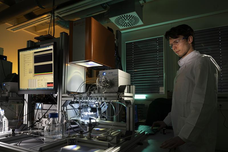 Forschende des KIT haben ein neues Verfahren entwickelt, um die Mikroschadstoffe mittels einer photokatalytischen Membran und sichtbaren Lichts zu entfernen. (Foto: Markus Breig, KIT)