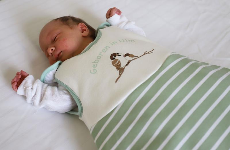 Im Babyschlafsack schlafen Babys warm und sicher, weil das Köpfchen frei bleibt. 