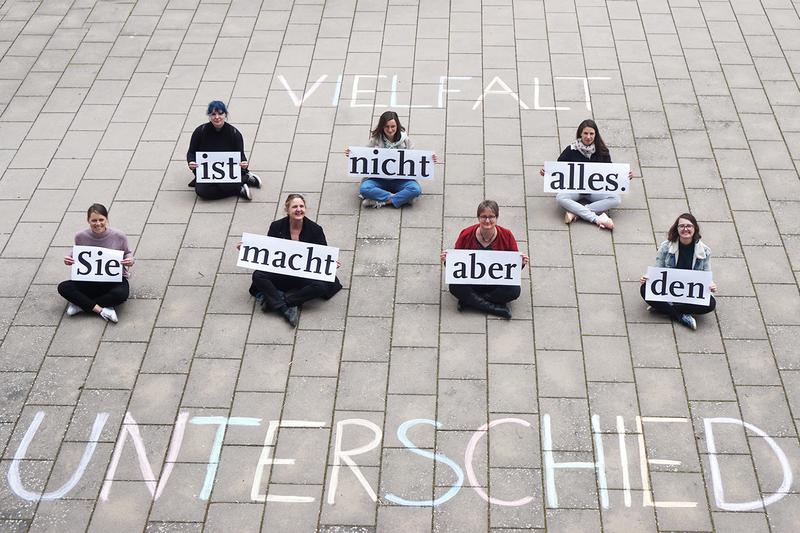 Die Frauenbeauftragten der Fakultät Wirtschaftsinformatik und Angewandte Informatik stellen gemeinsam mit ihrem Frauenbüro-Team unter dem Hashtag #vielfaltverbindet ihre Definition von Diversität auf den Social-Media-Kanälen der Universität Bamberg vor.