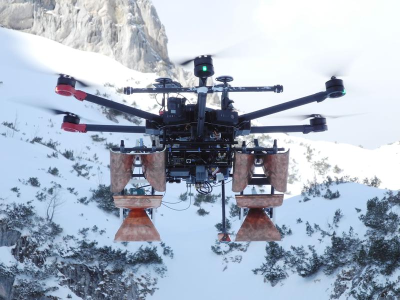 Mit Radartechnik ausgestattete Drohne bei Messungen im Schnee in Garmisch-Partenkirchen